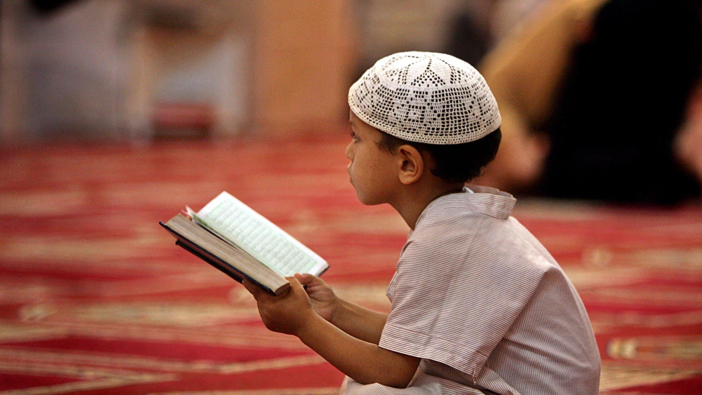 Мусульманских чтение. Дети в мечети. Мусульманские дети в мечети. Мальчик мусульманин молится.