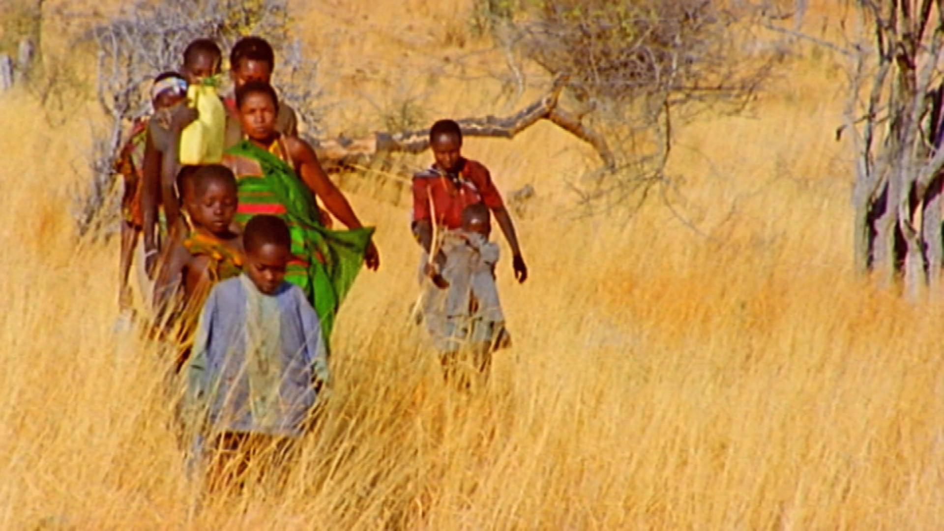 Junge Männer in der Savanne