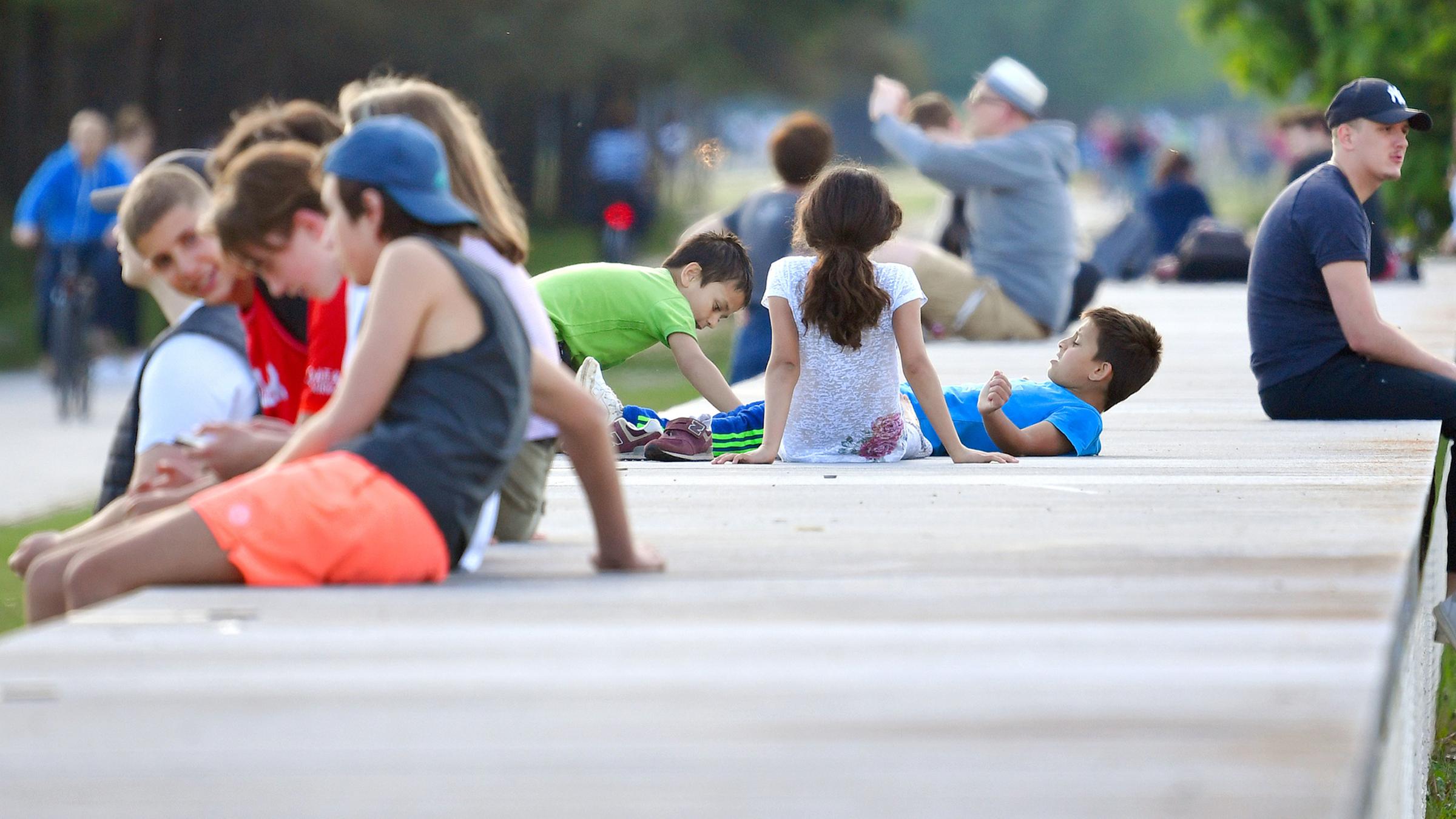 Archiv: Junge Menschen in einem Park in München am 10.05.2020