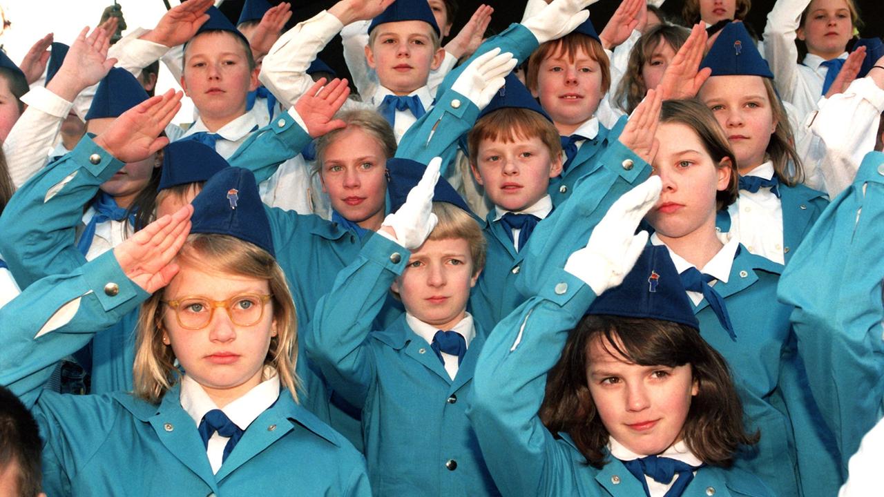 Junge Pioniere der DDR beim Pioniergru&szlig;