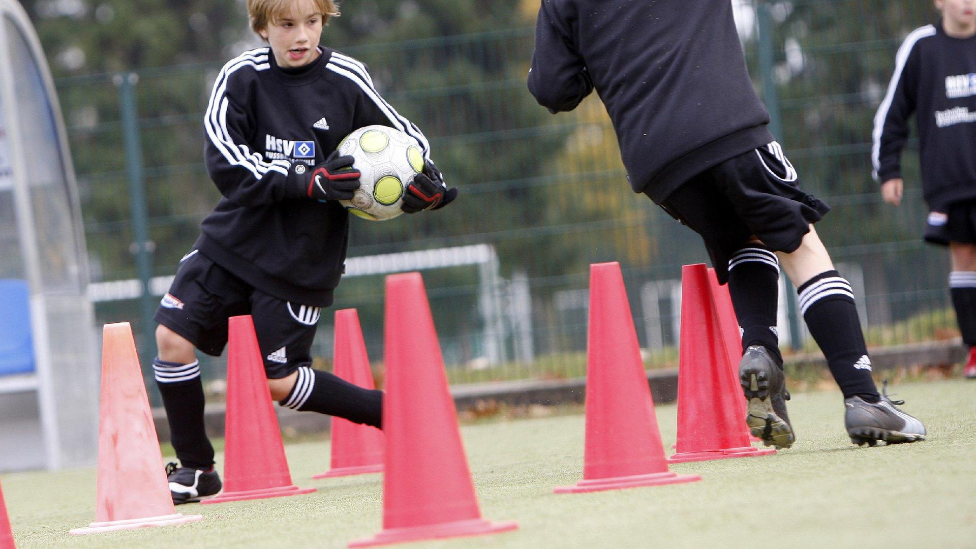 Jungen beim Fußballtraining