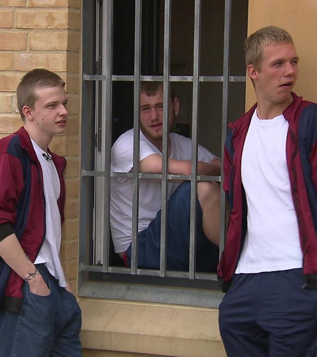 Bis zu 280 Gefangene sitzen in der JSA Arnstadt ein. In der täglichen Freistunde haben sie die Möglichkeit, sich untereinander auszutauschen.