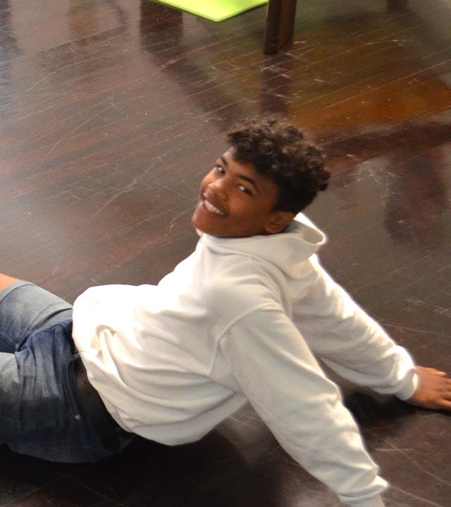 Timmy zeigt Chinedu und Justus ein paar Tricks vom Breakdancen.