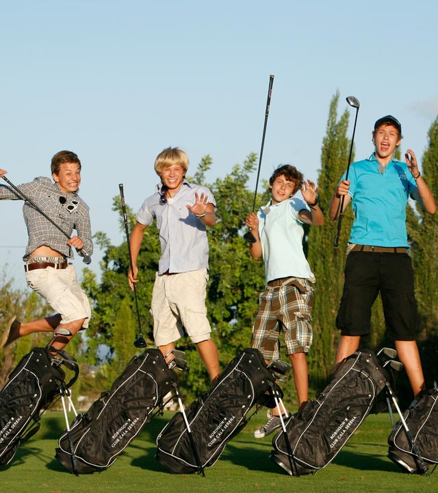 Die Jungs in ihrem Golf-Outfit auf dem Golfplatz.