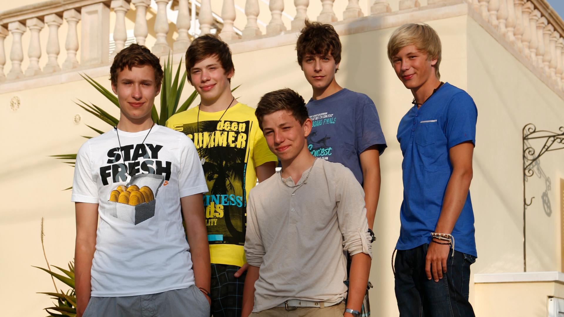 Die Jungs vor der Villa.