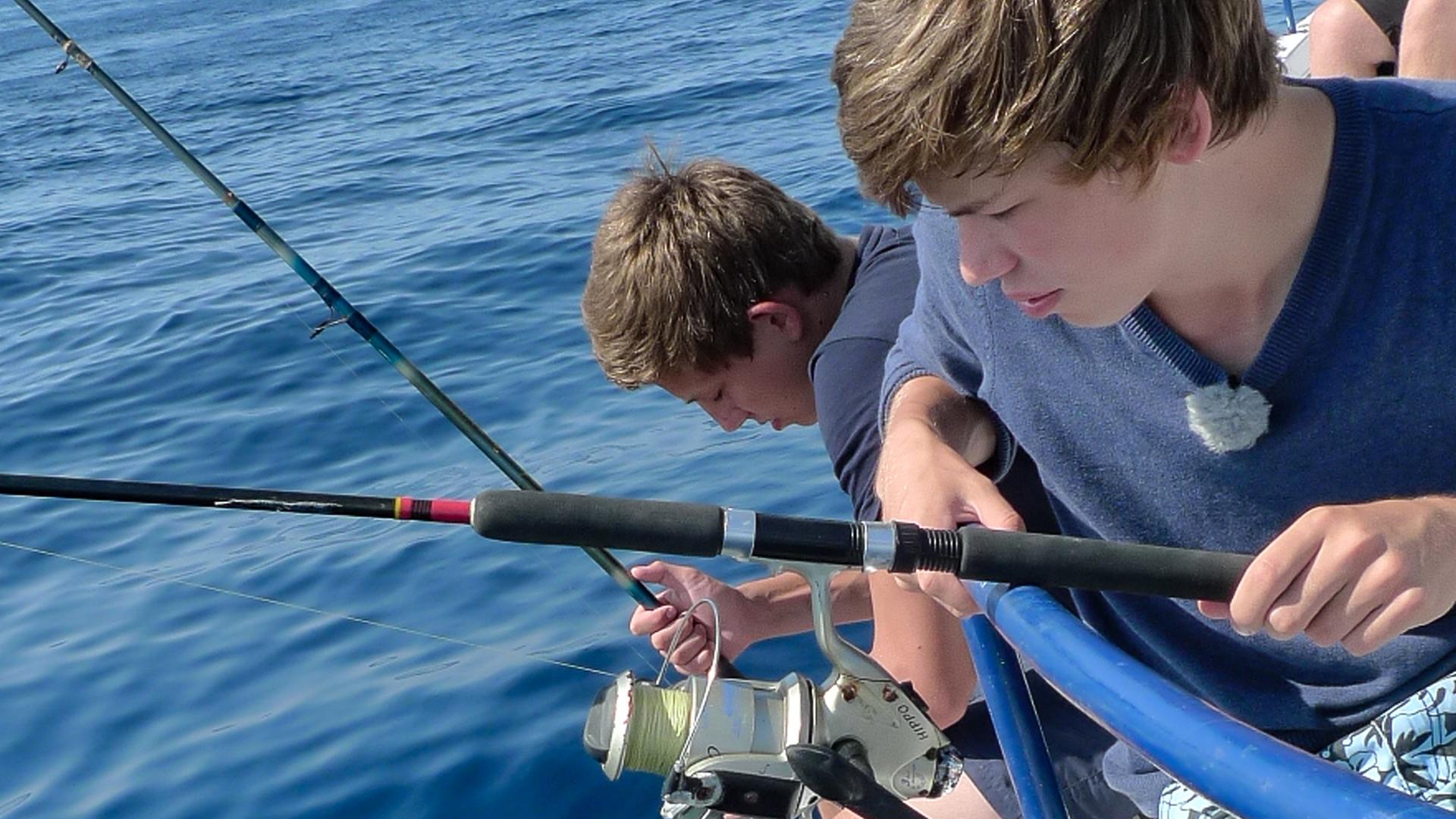 Danny und Charlie beim Angeln auf einem Boot.