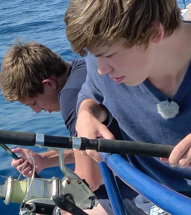 Danny und Charlie beim Angeln auf einem Boot.