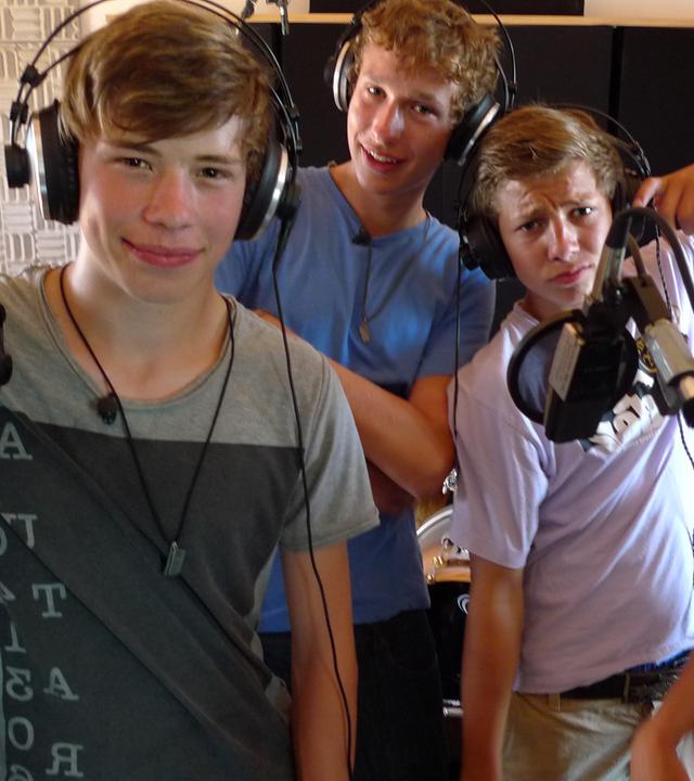 Die Jungs mit Kopfhörern im Tonstudio.