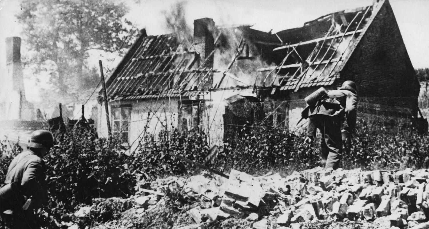"Hitlers Blitzkrieg 1940: (2) Der Sichelschnitt": Juni 1940: Deutsche Soldaten in französichem Dorf.