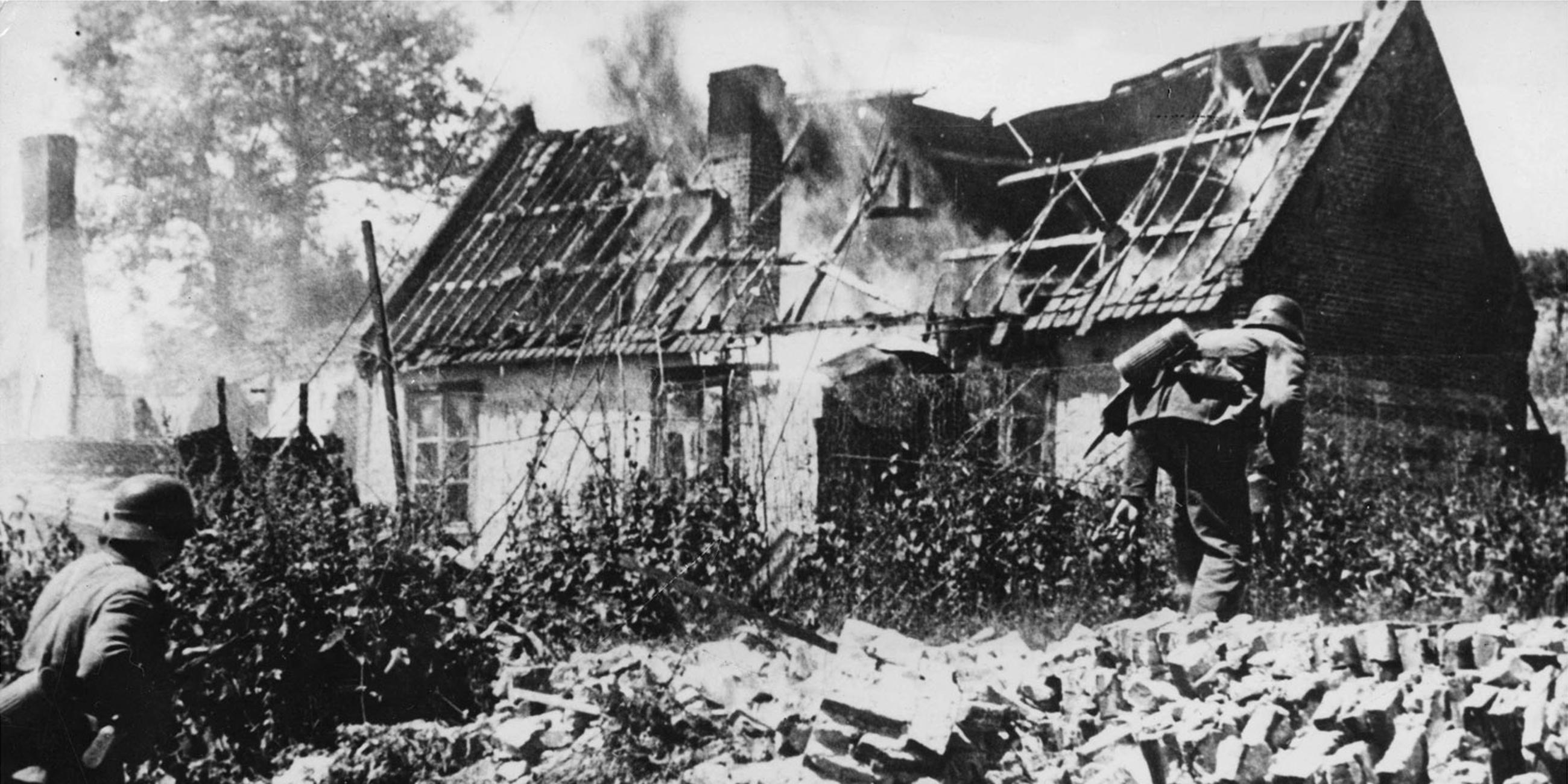 "Hitlers Blitzkrieg 1940: (2) Der Sichelschnitt": Juni 1940: Deutsche Soldaten in französichem Dorf.
