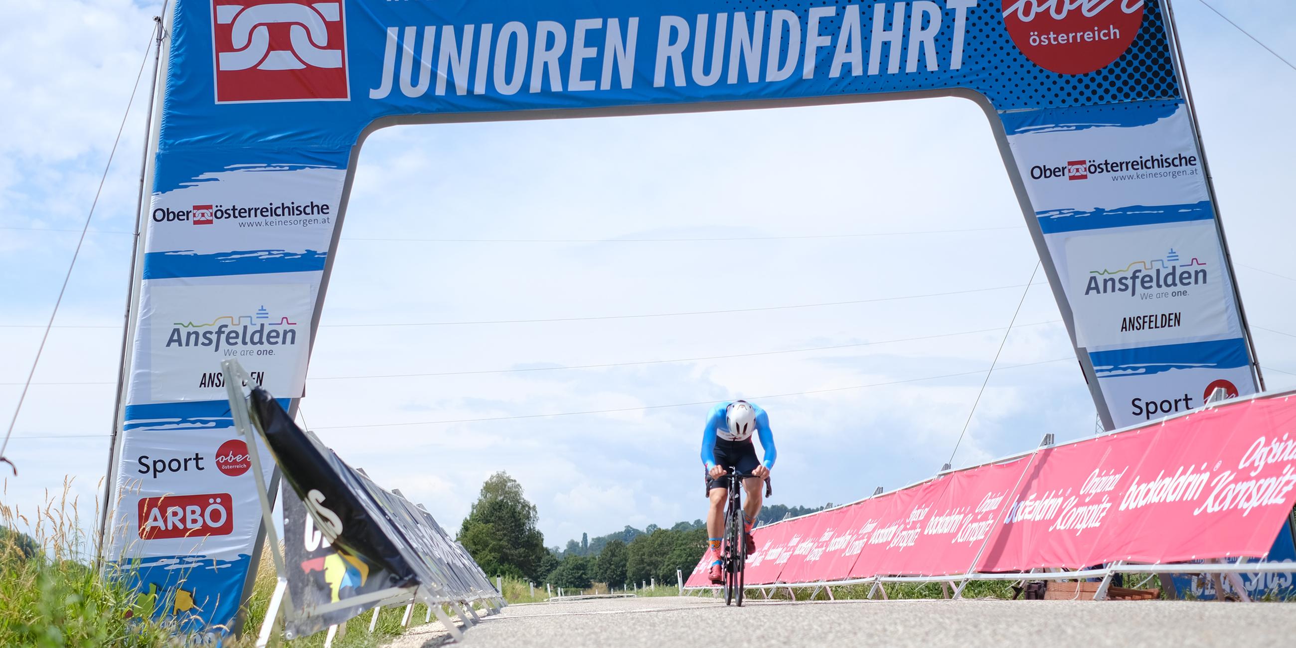 Ein Fahrer fährt durch das Ziel bei der  48. Junioren-Radrundfahrt in Oberösterreich. 
