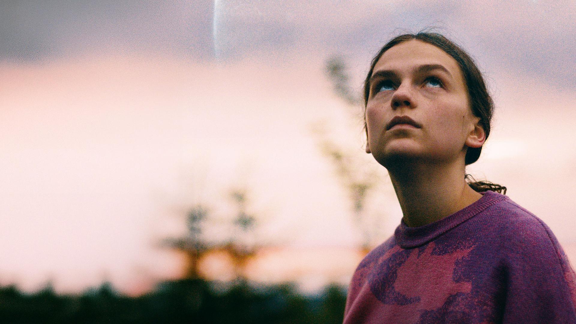 "Jupiter": Lea (Mariella Aumann) blickt in den Himmel.