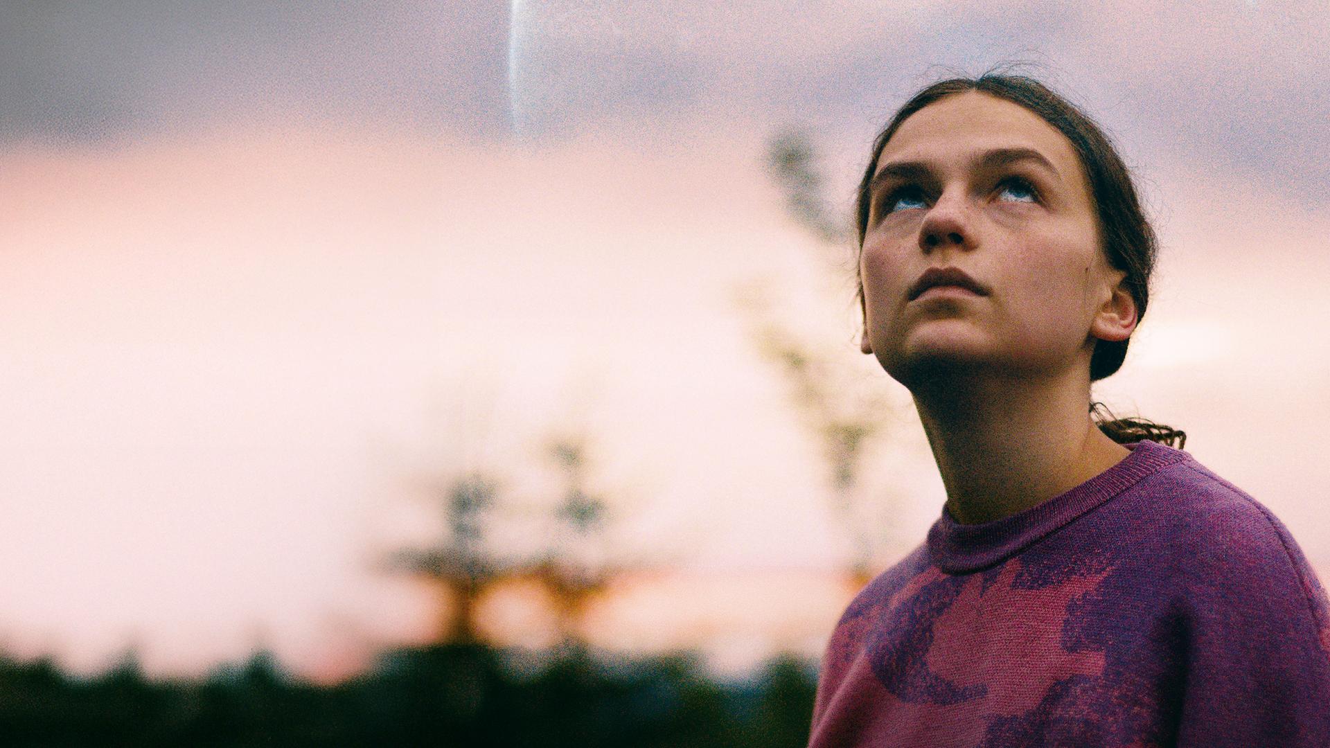 "Jupiter": Lea (Mariella Aumann) blickt in den Himmel.