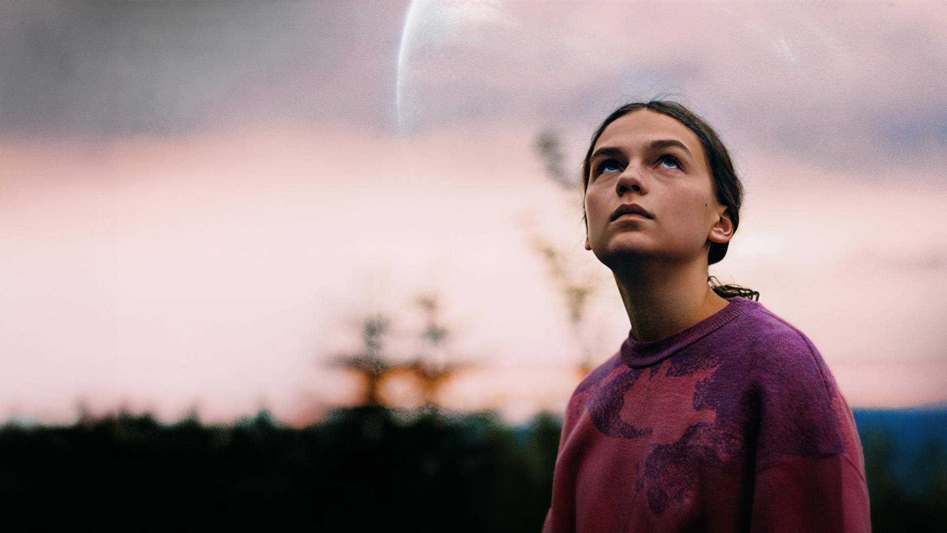 "Jupiter": Lea (Mariella Aumann) blickt in den Himmel.