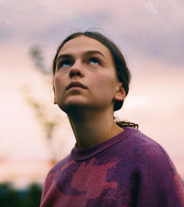 "Jupiter": Lea (Mariella Aumann) blickt in den Himmel.