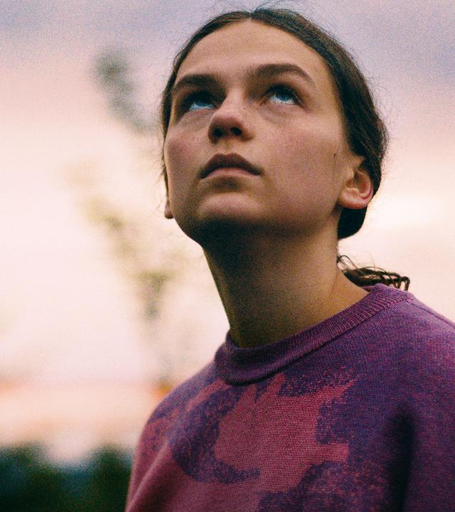 "Jupiter": Lea (Mariella Aumann) blickt in den Himmel.