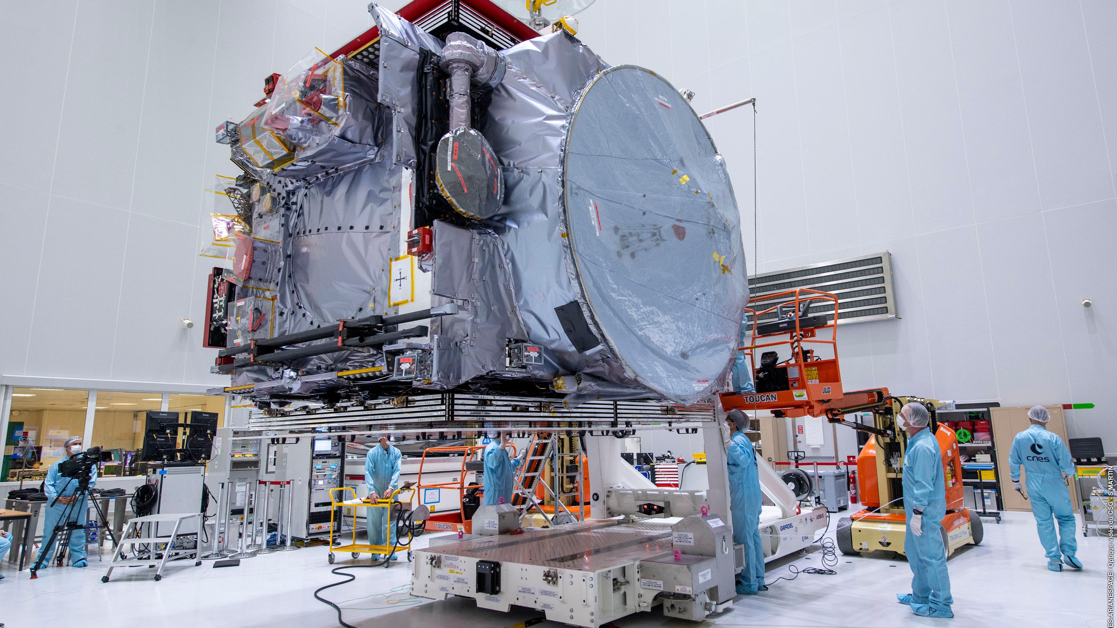 Frankreich, Kourou: Die Sonde "Juice" wird auf dem europäischen Weltraumbahnhof in Französisch-Guayana ausgepackt.