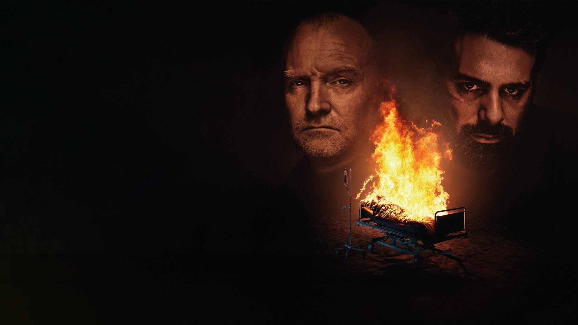 Düsteres Filmposter: Links und rechts sind die Gesichter zweier ernst blickender Männer zu sehen; in der Mitte brennt ein Krankenbett mit einer liegenden Person, daneben steht ein Infusionsständer.