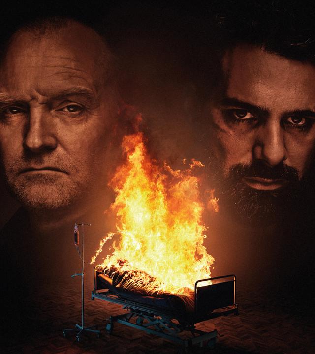 Düsteres Filmposter: Links und rechts sind die Gesichter zweier ernst blickender Männer zu sehen; in der Mitte brennt ein Krankenbett mit einer liegenden Person, daneben steht ein Infusionsständer.