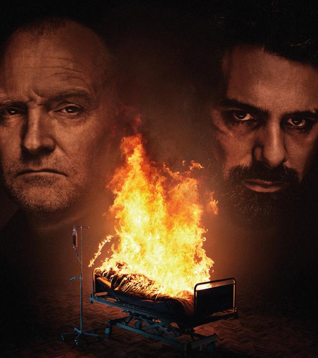 Düsteres Filmposter: Links und rechts sind die Gesichter zweier ernst blickender Männer zu sehen; in der Mitte brennt ein Krankenbett mit einer liegenden Person, daneben steht ein Infusionsständer.