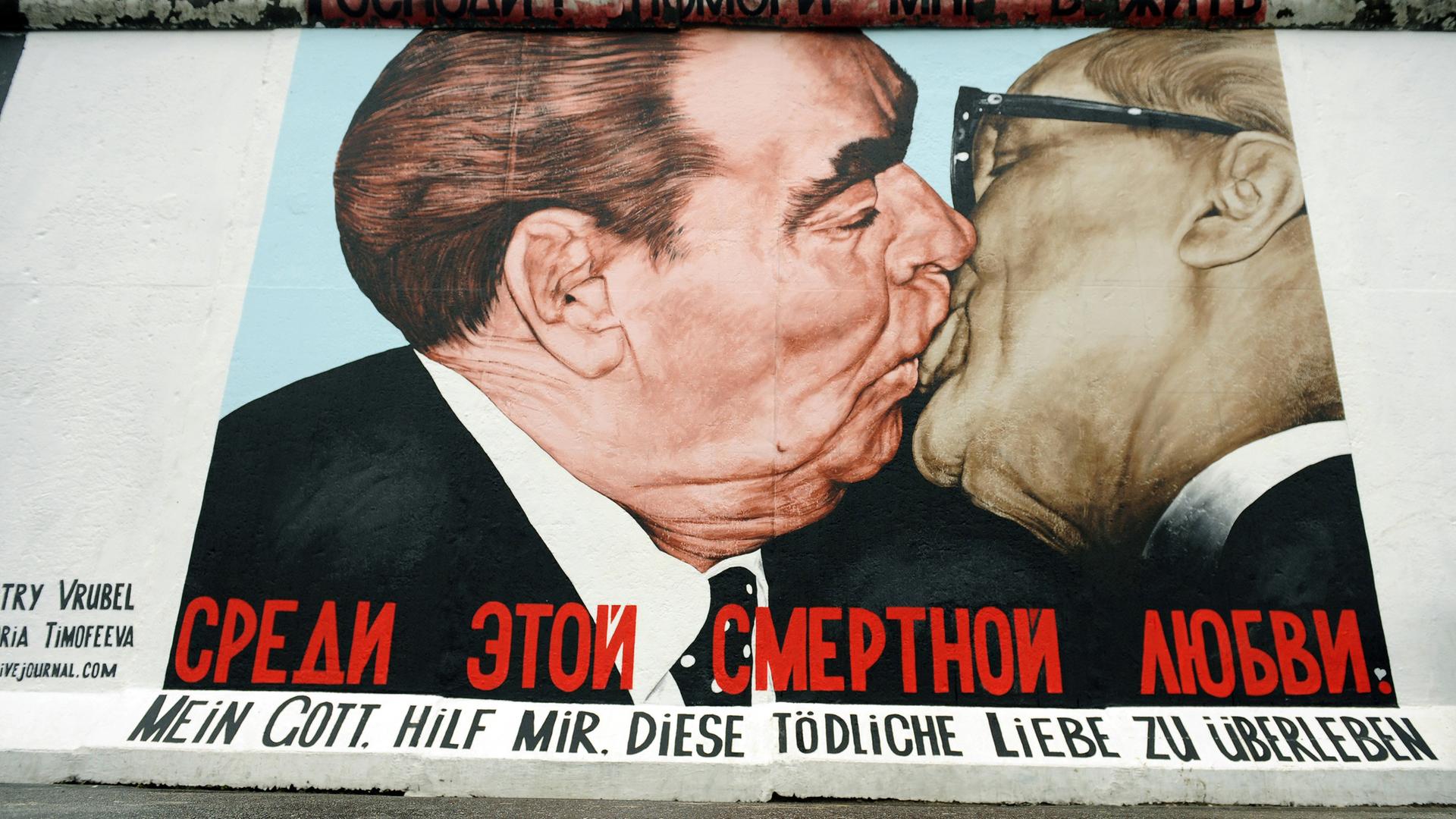 Wandgemälde an der East Side Gallery zeigt den Bruderkuss zwischen Leonid Breschnew und Erich Honecker mit der Inschrift Mein Gott, hilf mir, diese tödliche Liebe zu überleben.