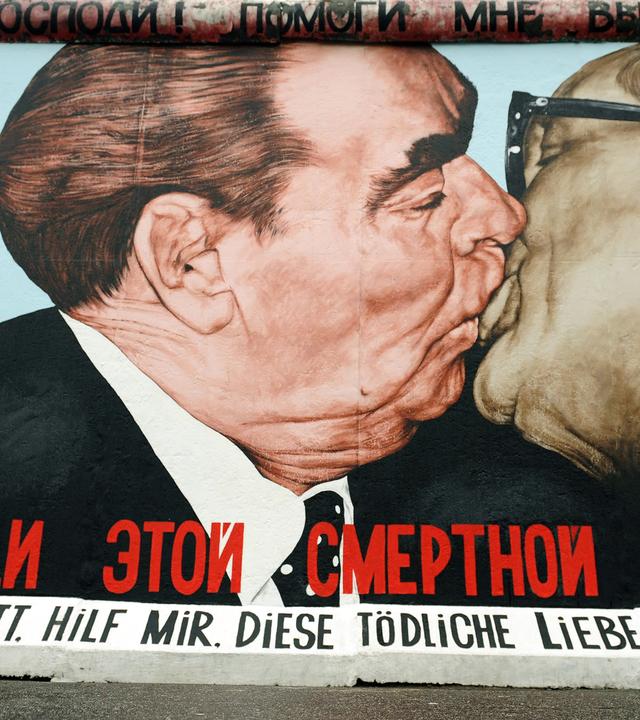 Wandgemälde an der East Side Gallery zeigt den Bruderkuss zwischen Leonid Breschnew und Erich Honecker mit der Inschrift Mein Gott, hilf mir, diese tödliche Liebe zu überleben.