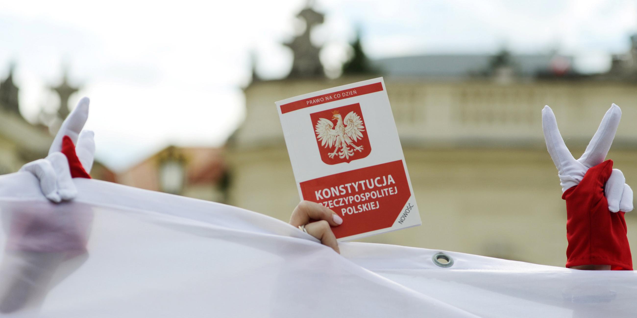 Archiv: Ein Demonstrant hält eine Kopie der polnischen Verfassung während eines Protestes gegen die Justizreform vor dem Präsidentenpalast in Warschau, Polen