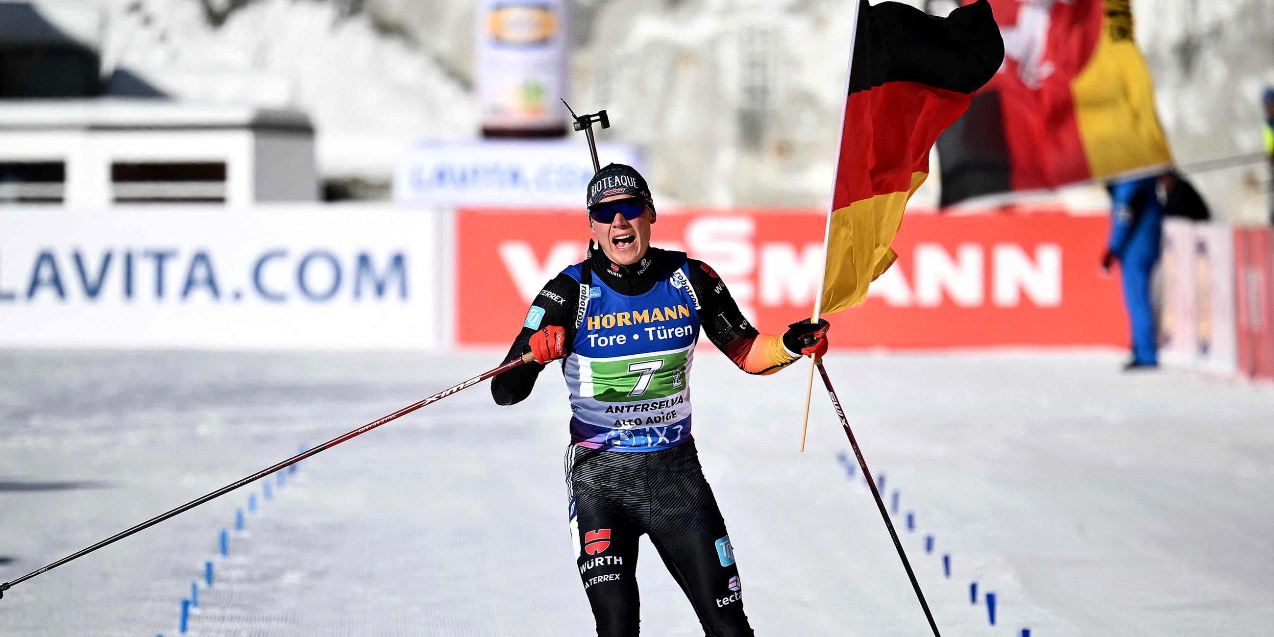 Der deutsche Justus Strelow feiert den Sieg beim Überqueren der Ziellinie während des IBU Biathlon World Cups in Antholz-Anterselva, Südtirol in Norditalien, am 20. Januar 2024.