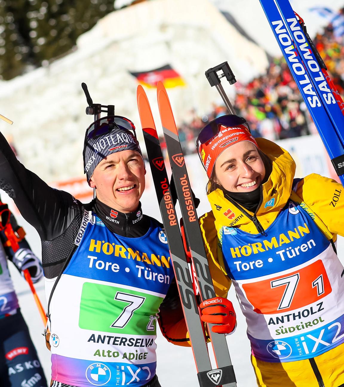 Die deutschen Biathleten Justus Strelow und Vanessa Voigt jubeln nach ihrem Sieg in Antholz am 20.01.2024.