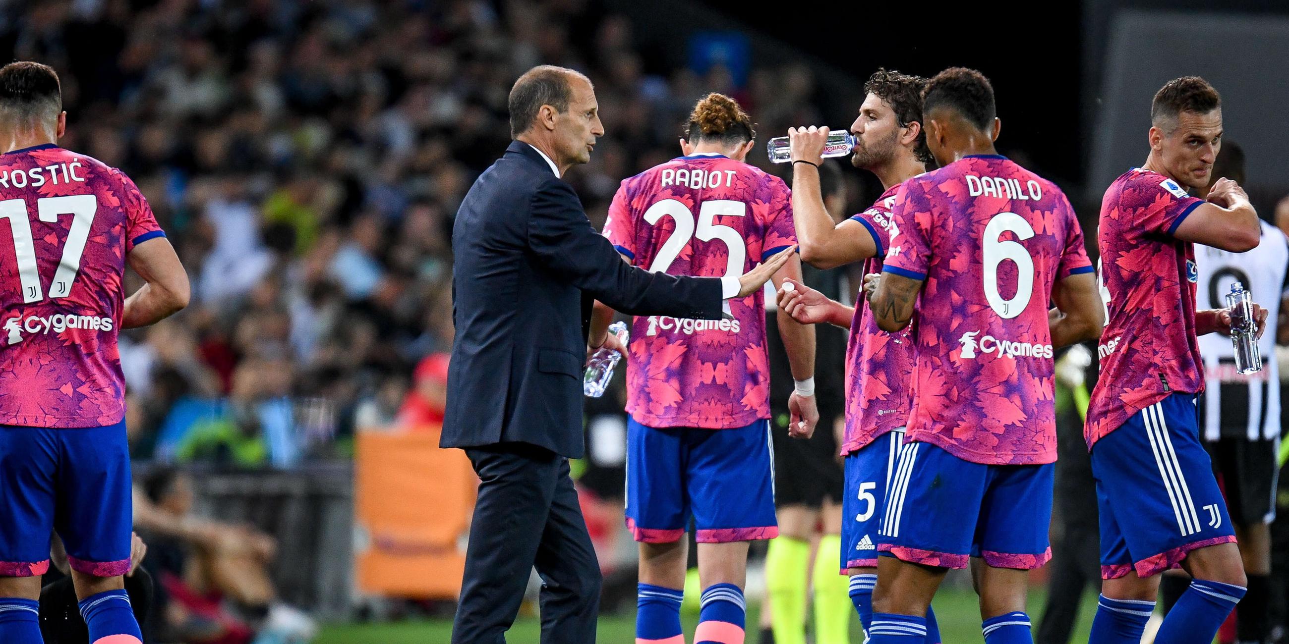 Juventus-Trainer Massimiliano Allegri spricht mit seinen Spielern
