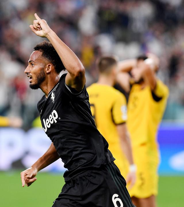 Champions League, Juventus Turin - Borussia Dortmund: Lloyd Kelly jubelt mit erhobener linker Hand über sein Tor zum 4:4. Im Hintergrund enttäuschte Dortmunder Spieler.  Tor zum 4:4
