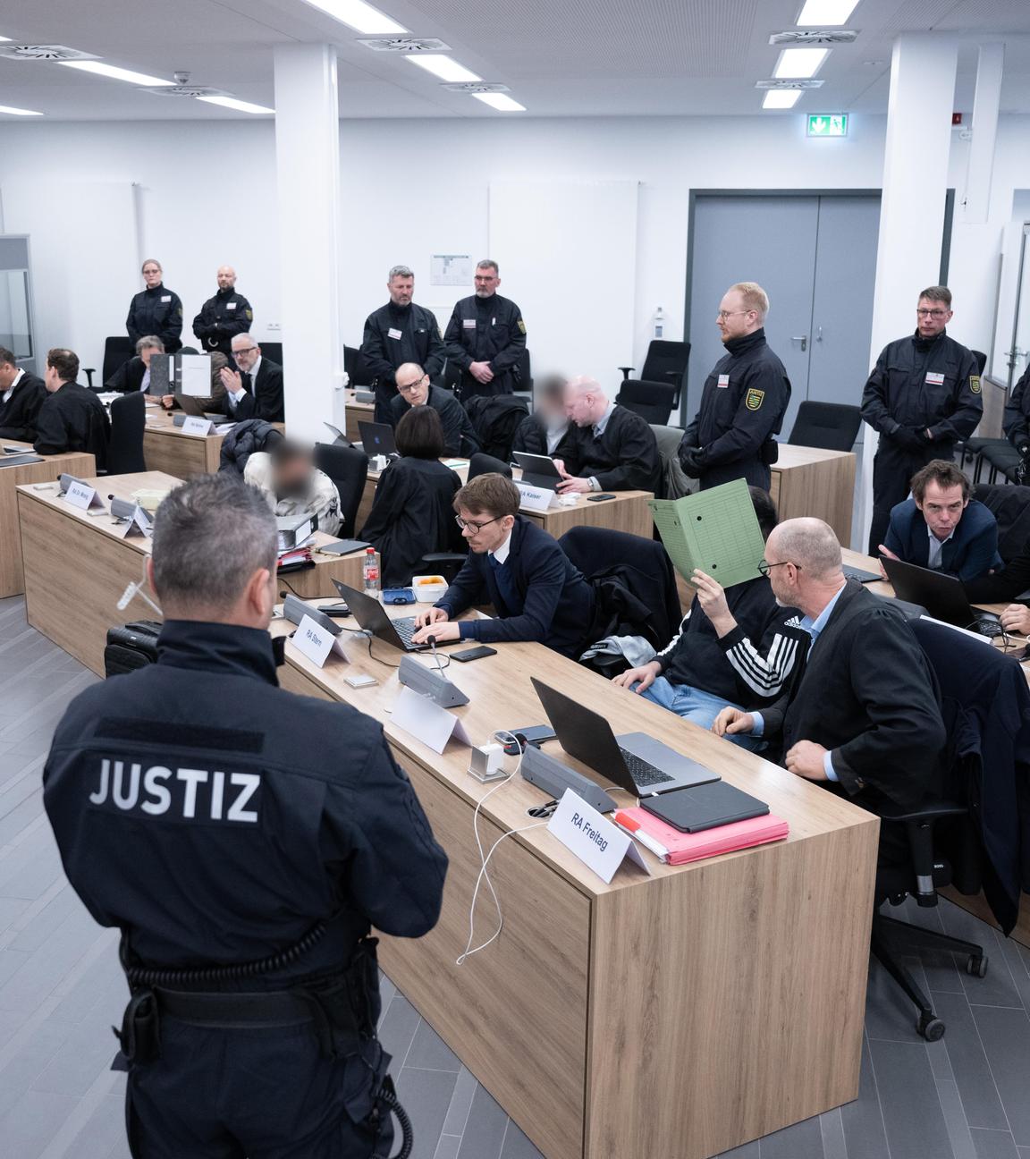 Archiv: Die Angeklagten im Prozess um den Juwelenraub im Grünen Gewölbe des Dresdner Residenzschlosses sitzen im Verhandlungssaal im Landgericht neben den Anwälten auf ihren Plätzen. (24.02.2023)
