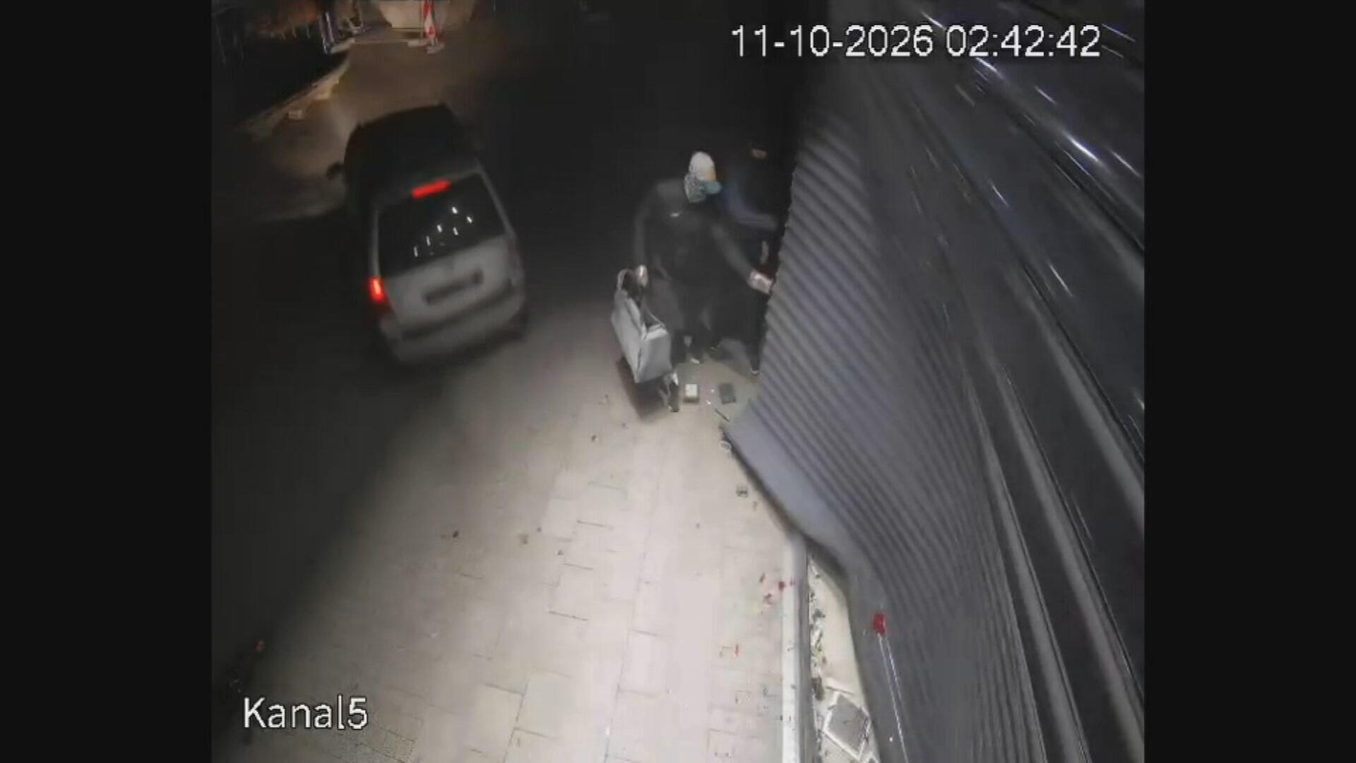 Auf dem Bild zu sehen ist: Zwei maskierte Männer, die in ein Juweliergeschäft einbrechen