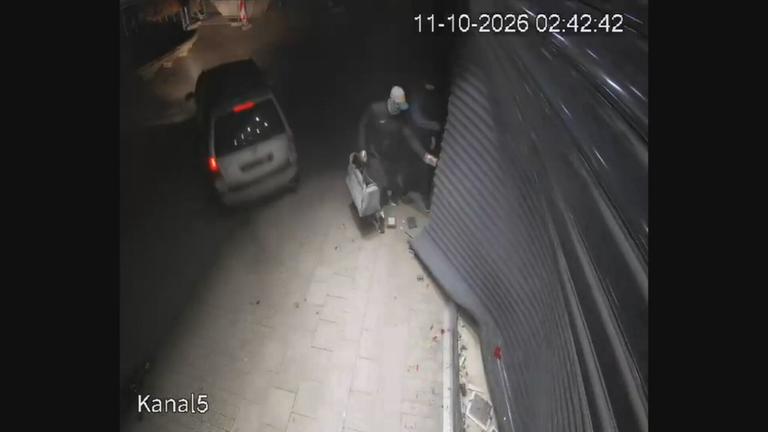 Auf dem Bild zu sehen ist: Zwei maskierte Männer, die in ein Juweliergeschäft einbrechen