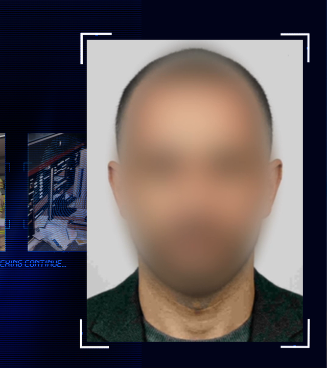 Portraitfoto eines etwa 40 Jahre alten Mannes. Er trägt kurze, dunkle Haare und ein graues Sakko. Sein Gesicht wurde im Bild technisch verfremdet. Links daneben: Lichtschematische Darstellung eines Fingerabdrucks.