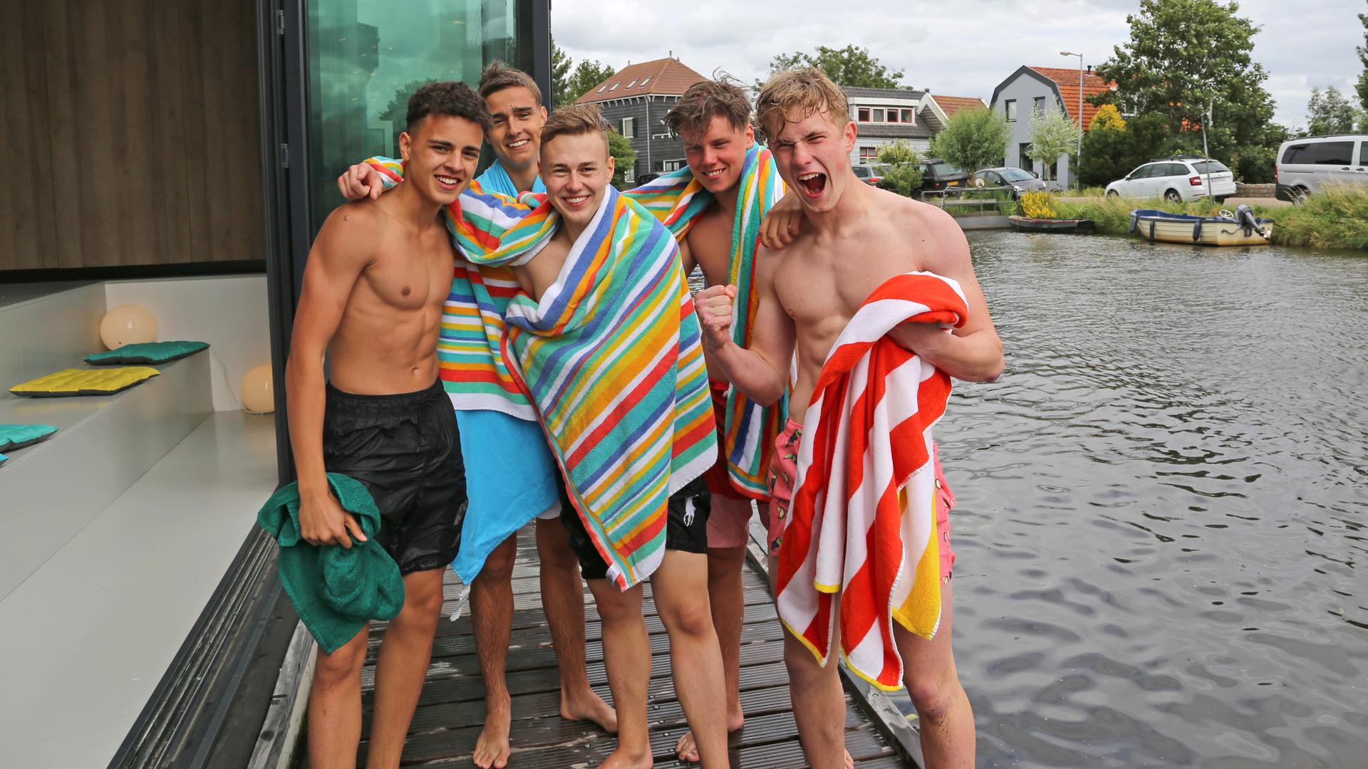Ruben, Luke, Alex, Jeppe und Mark stehen auf dem Hausbootsteg nachdem sie in der Kracht schwimmen waren