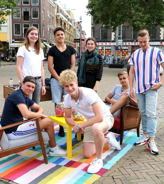 Jeppe, Ruben, Mark, Luke und Alex mit Möbeln aus ihrem WG-Zimmer auf einem Platz in Amsterdam.