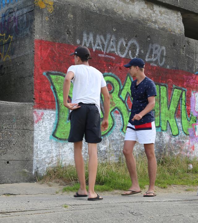 Ruben, Luke und Mark vor einem alten Bunker am niederländischen Strand.