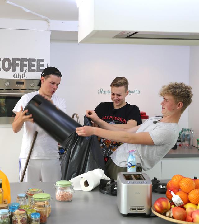 Jeppe, Alex und Mark entsorgen Müll in der Küche