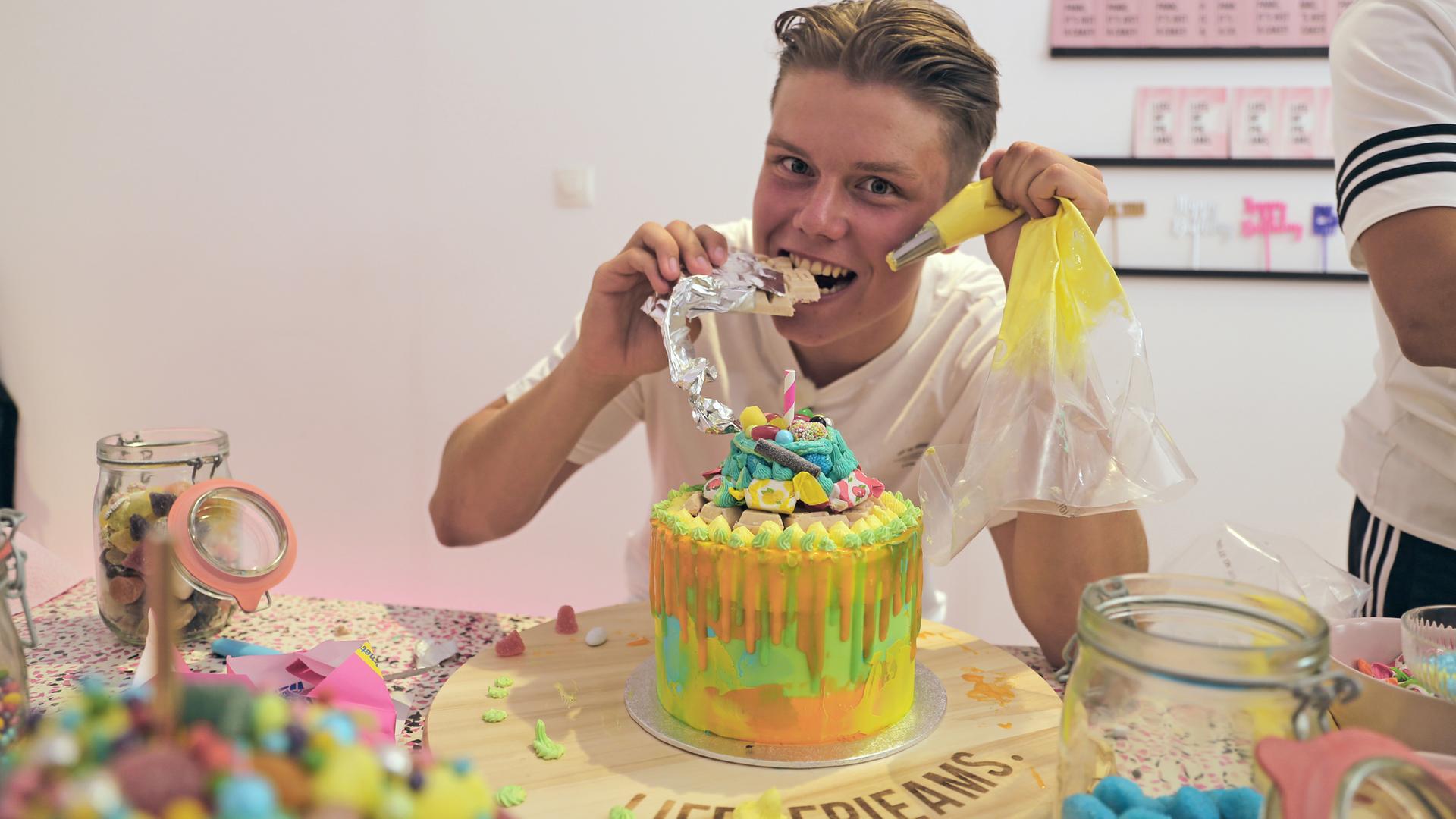 Jeppe beißt in Kuchendeko