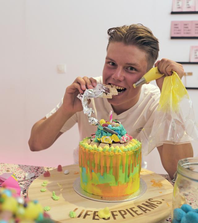 Jeppe beißt in Kuchendeko