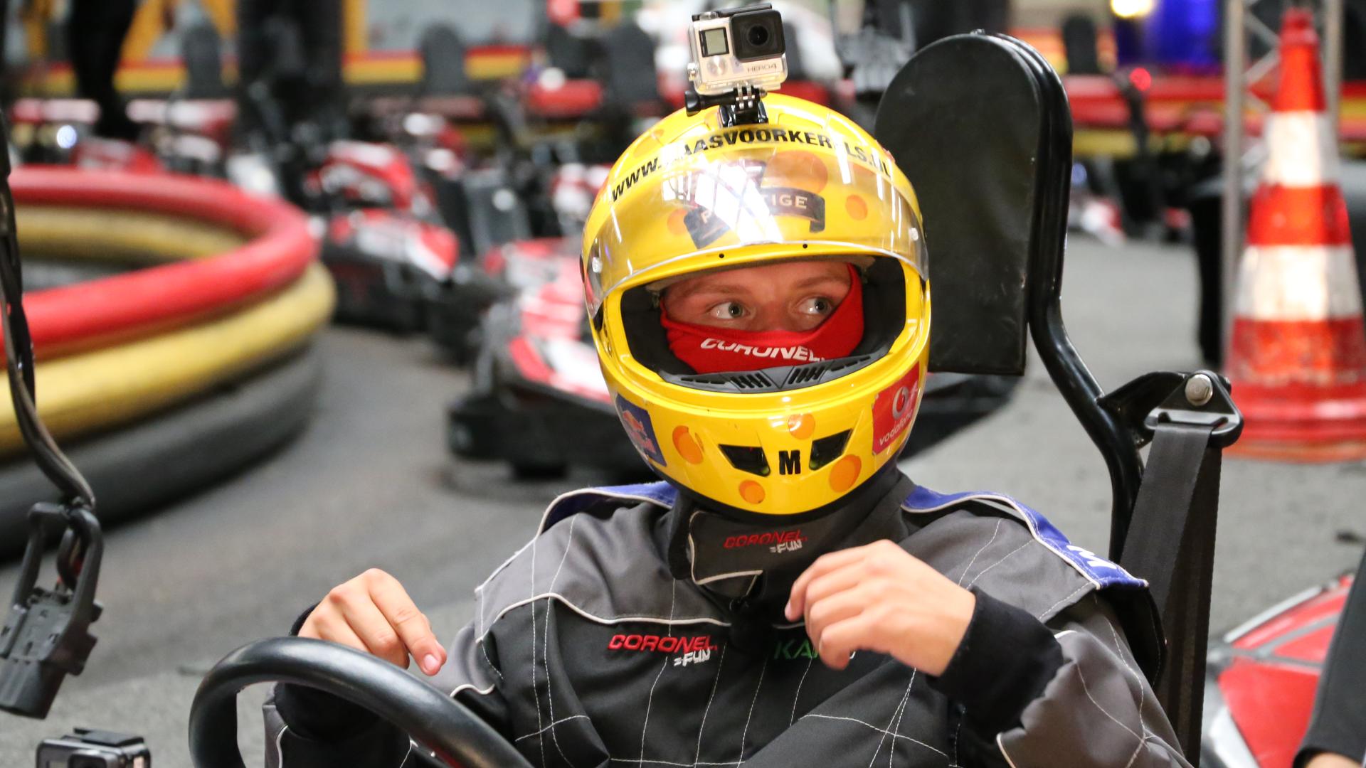Jeppe mit Helm auf dem Kart
