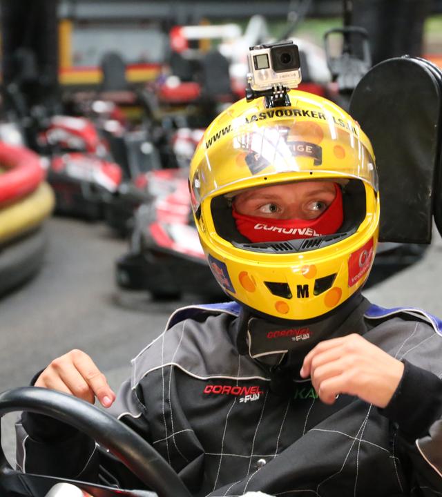 Jeppe mit Helm auf dem Kart