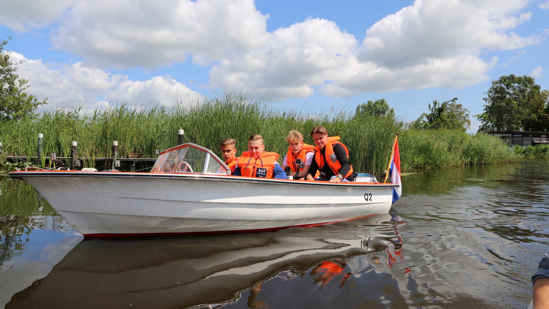 Luke, Alex, Mark und Jeppe im Motorboot
