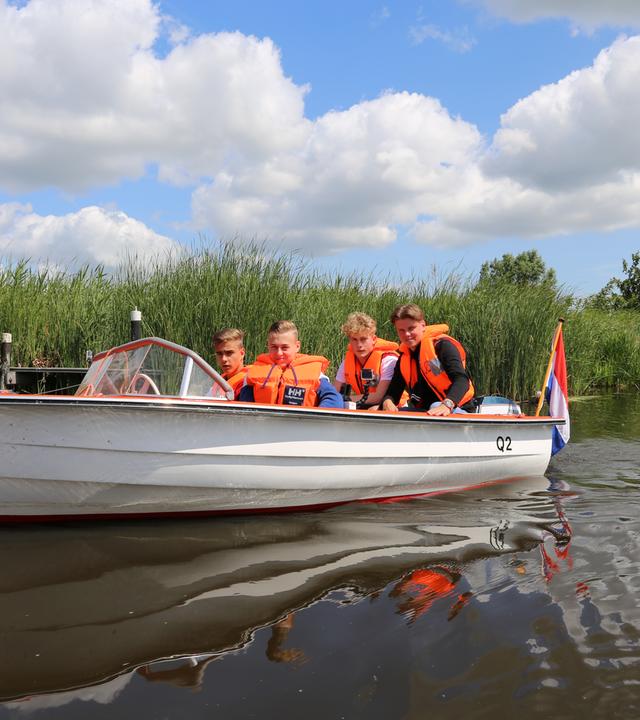 Luke, Alex, Mark und Jeppe im Motorboot