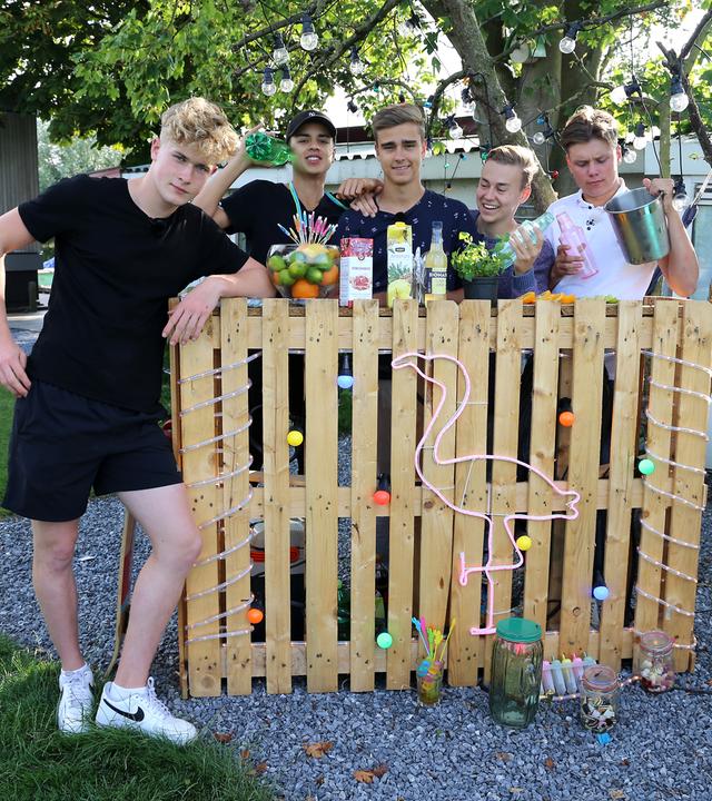 Mark, Ruben, Luke, Alex und Jeppe vor einer selbstgebauten Bar im Garten