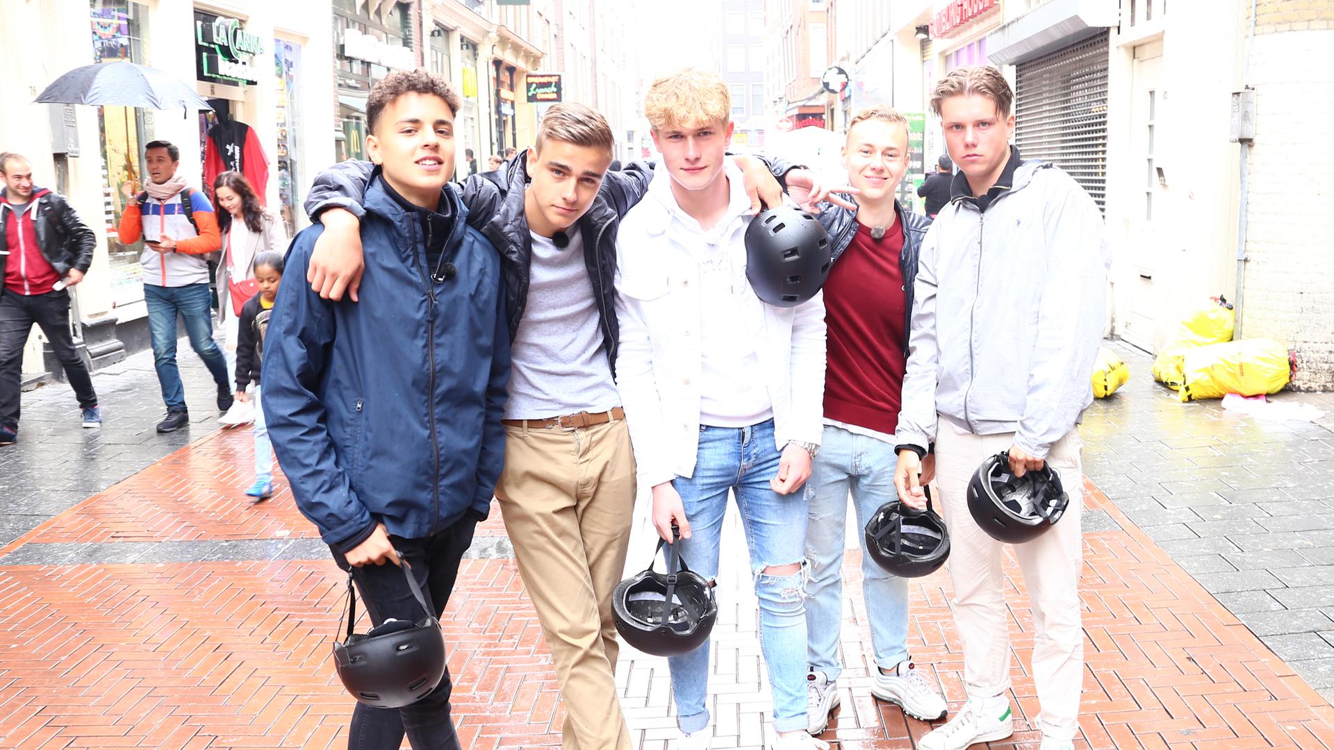 Ruben, Luke, Mark, Alex und Jeppe in der Amsterdamer Fußgängerzone