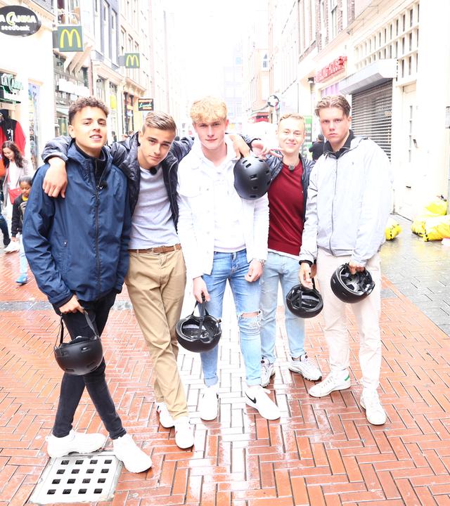 Ruben, Luke, Mark, Alex und Jeppe in der Amsterdamer Fußgängerzone
