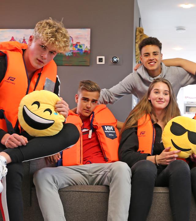 Mark, Luke, Ruben, Alex und Jeppe mit Mädchen-Besuch im Hausboot