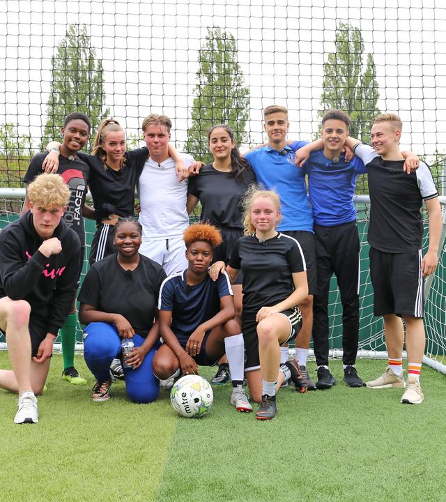 Mark, Jeppe, Luke, Ruben und Alex mit dem Mädchen-Fußballteam